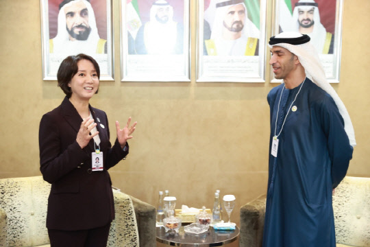 이영 중소벤처기업부 장관이 아부다비 국립전시센터에서 타니 알 제요우디(Thani Al Zeyoudi) UAE 무역부 특임장관과 면담하고 있다.<중소벤처기업부 제공>